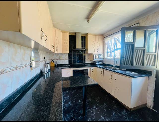 4 BEDROOM FREEHOLD FOR SALE IN NEWLANDS WEST